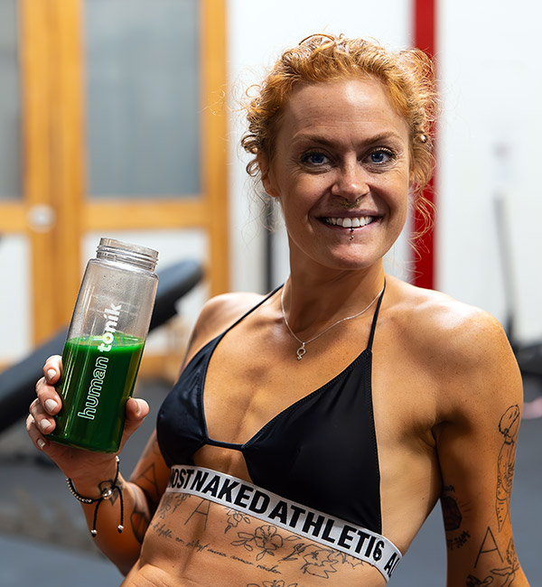 Malin with Supergreen Tonik in the gym